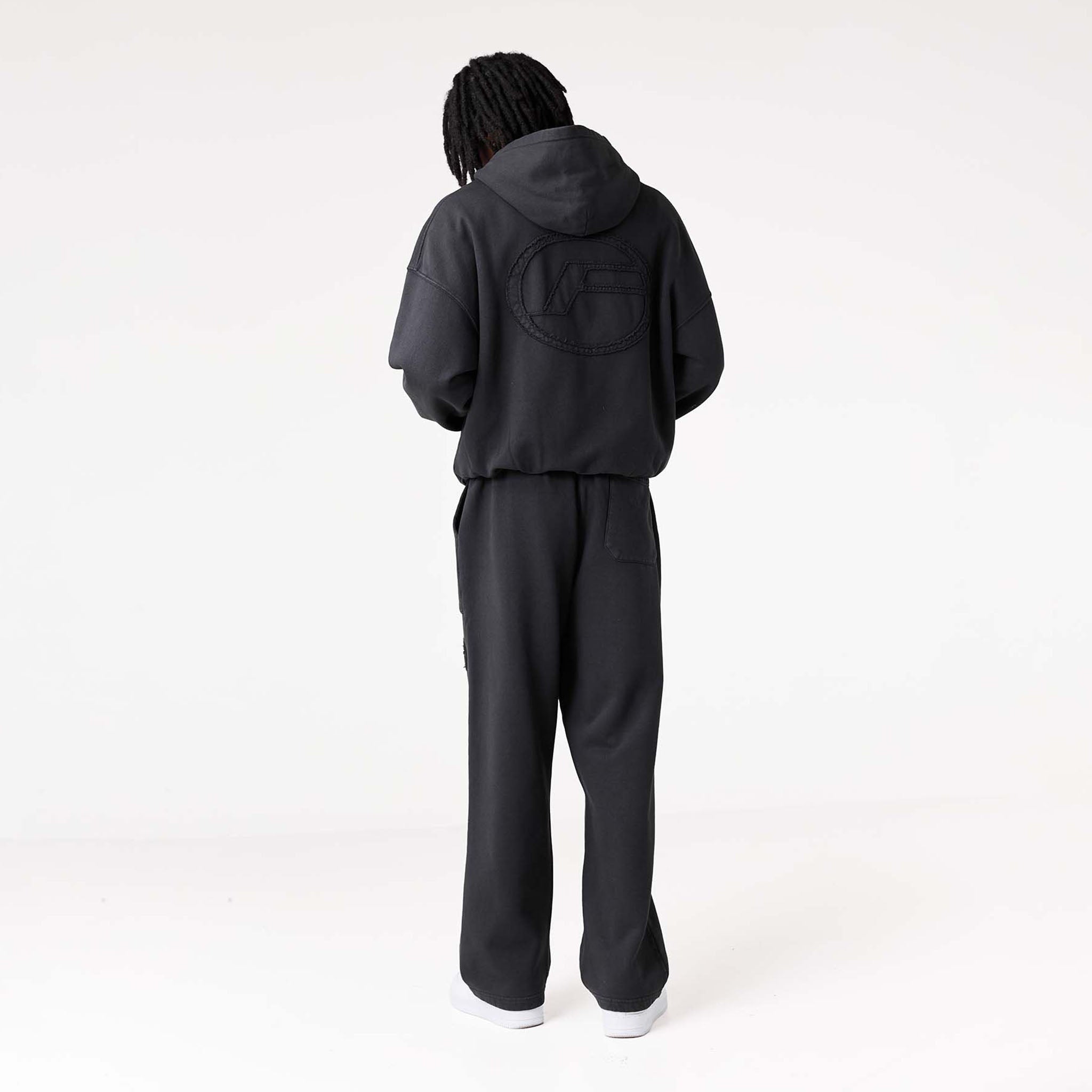 Oval Appliqué Open Hem Jogger | Washed Black