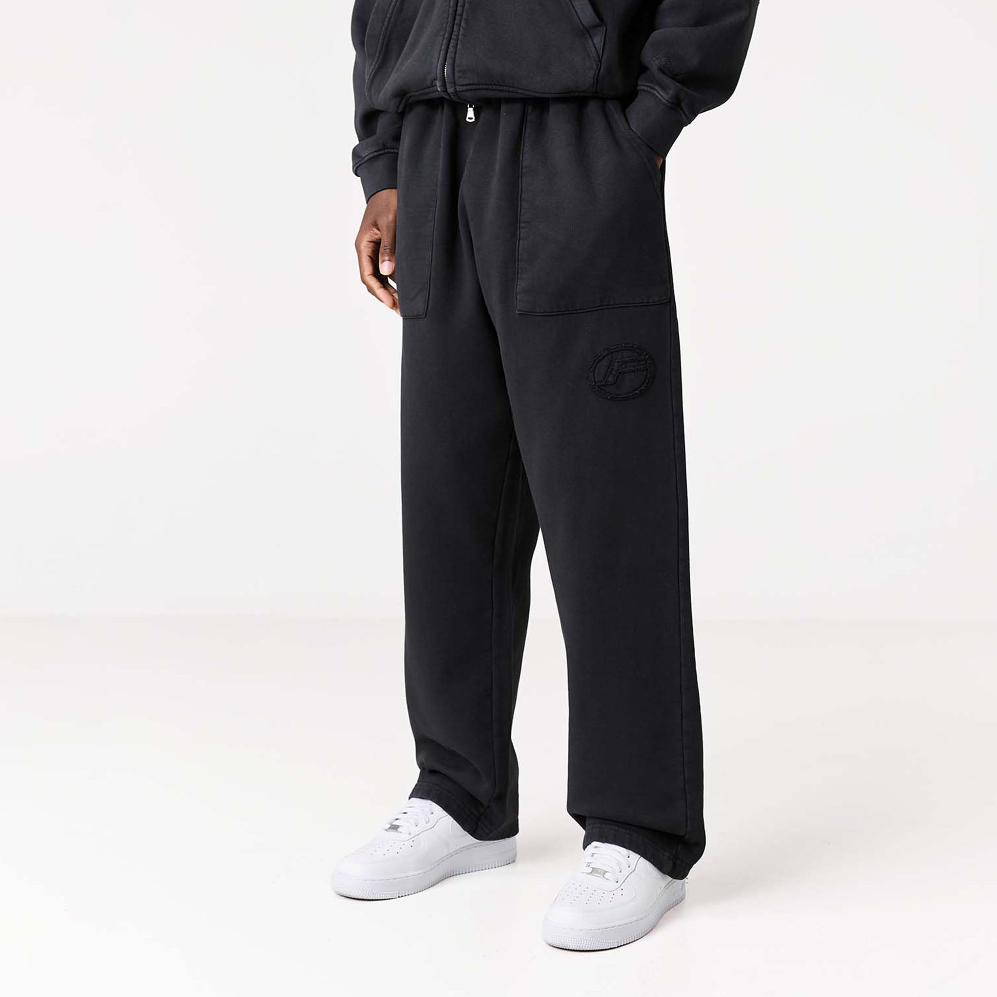 Oval Appliqué Open Hem Jogger | Washed Black